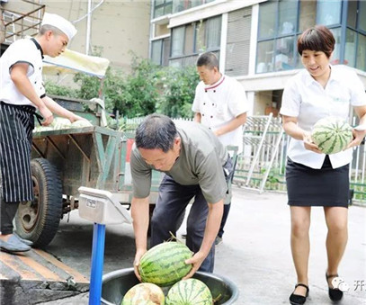 買下一整車西瓜，讓瓜農(nóng)早點(diǎn)回家